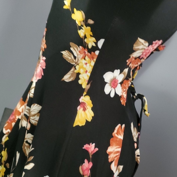 Stunning Black Floral Day Dress - Picture 7 of 8